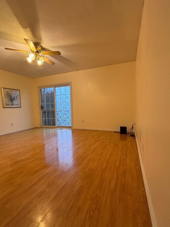 Building Photo - 4Bedroom,/2 Bath Home close to base