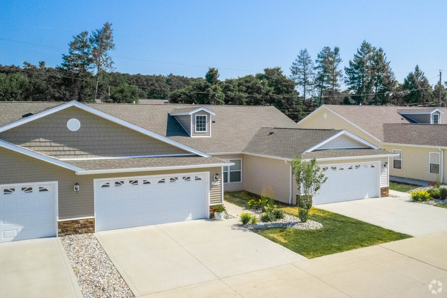 Primary Photo - Redwood Wolverine Lake