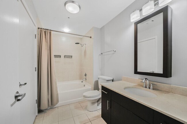 Building Photo - Available Now! High End 1 Bed/ 1 Bath in Amenity Rich Building