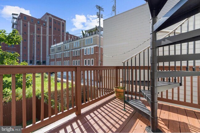 Building Photo - 1005 Baylis St