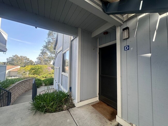 Building Photo - Spacious One Bedroom Condo w/ Mountain Views!