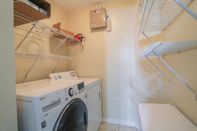 Building Photo - 5451 Vineland Rd