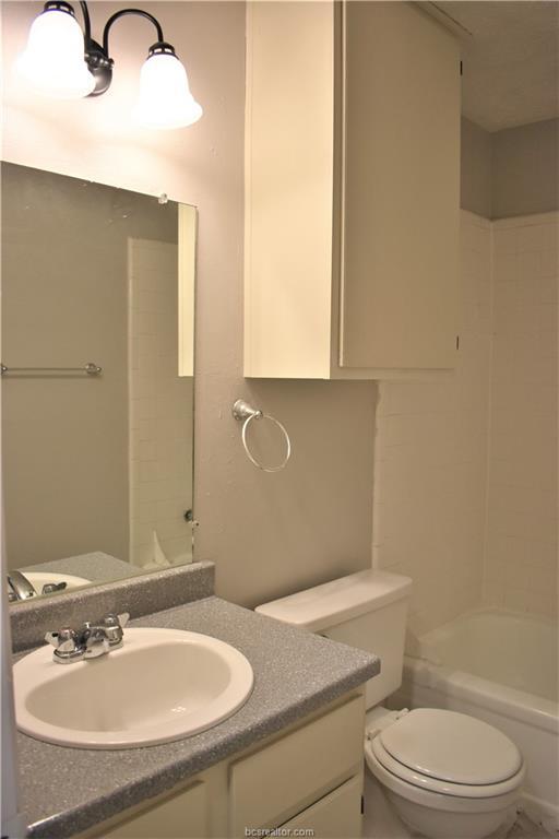 Building Photo - 704 Vassar Ct