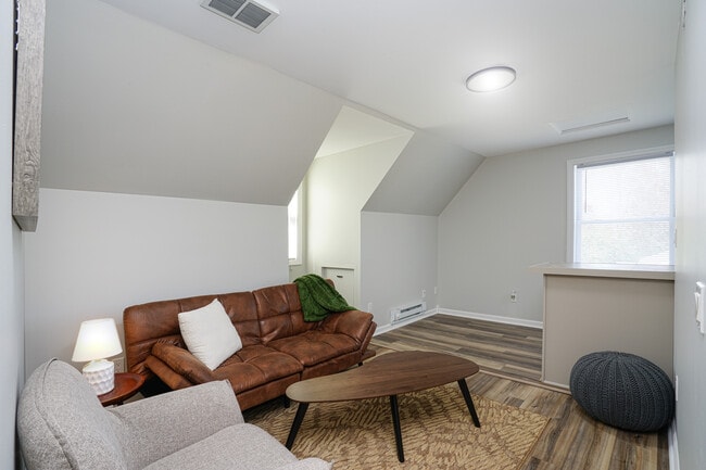 Building Photo - 256 Spring St