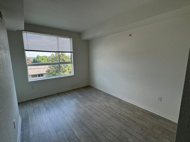 Building Photo - 1B/1B at the Landmark Lofts!