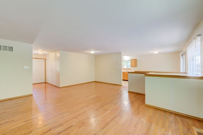 Building Photo - 650 Top Notch Ln
