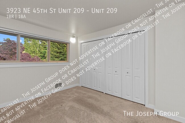 Building Photo - 3923 NE 45th St