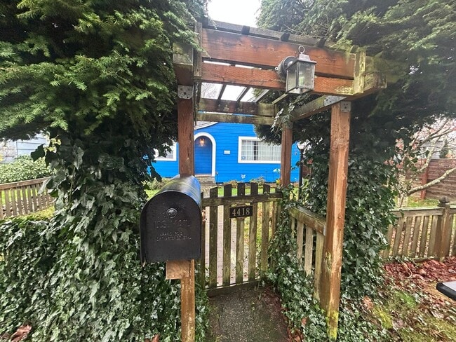 Building Photo - Tacoma Craft man house 3 bd, 1bath with large back yard!