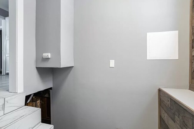 Building Photo - 801 Lake View Dr