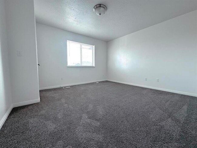 Building Photo - 2565 W 500 N