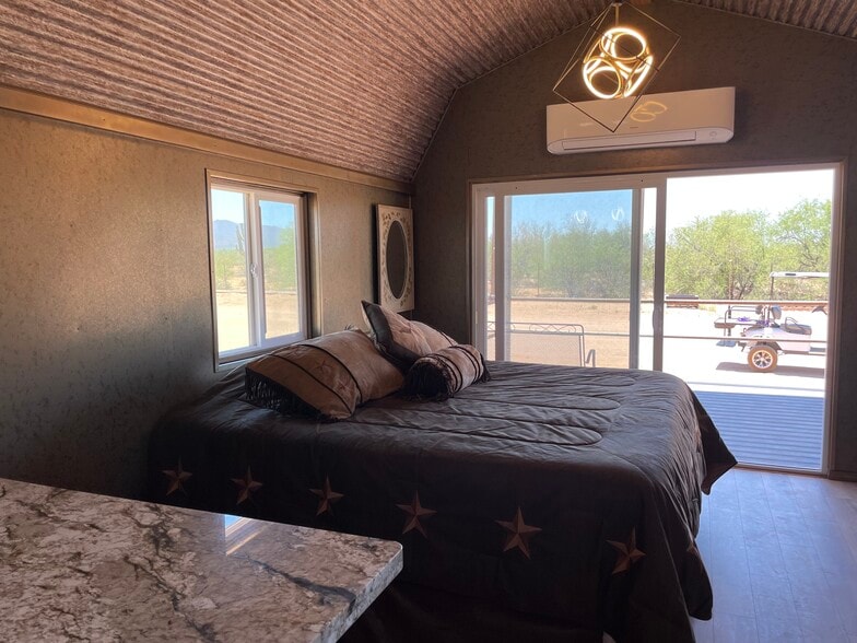 King size bed. - 8405 N Via Socorro
