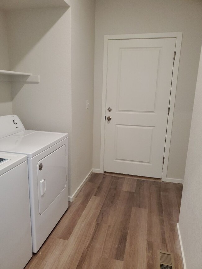 Building Photo - Fort Collins Brand New 2 Bed / 2 Bath 1st ...