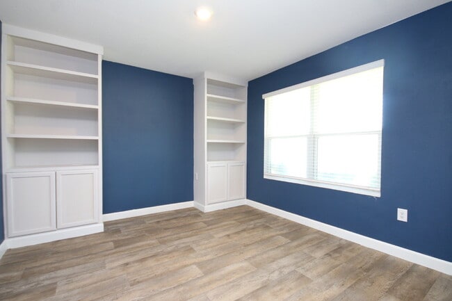 Building Photo - Spacious 5-Bedroom Home Near NAS with Move...