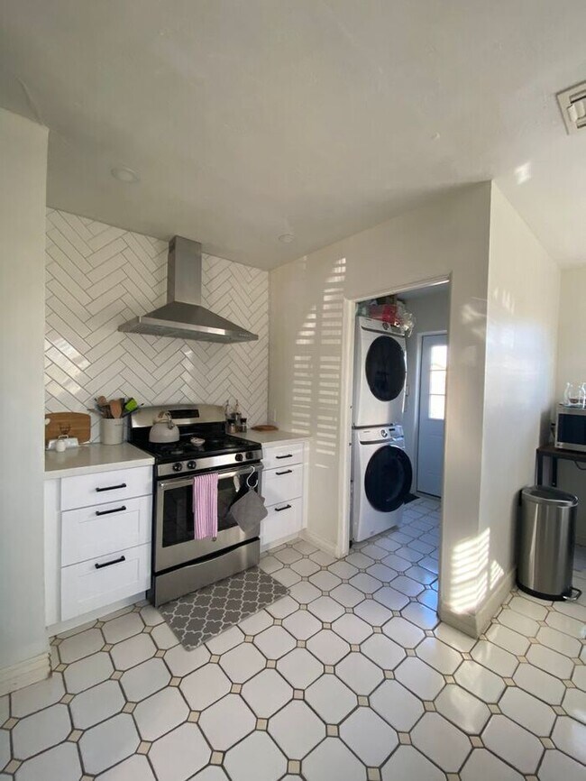Building Photo - Gorgeous 3 bedroom 1 bath in Historic Coro...