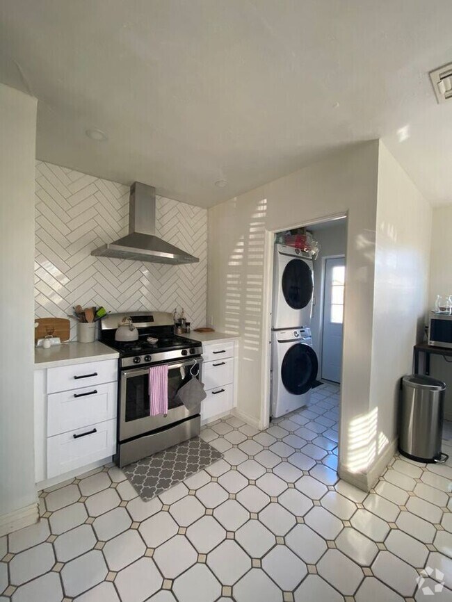 Building Photo - Gorgeous 3 bedroom 1 bath in Historic Coro...