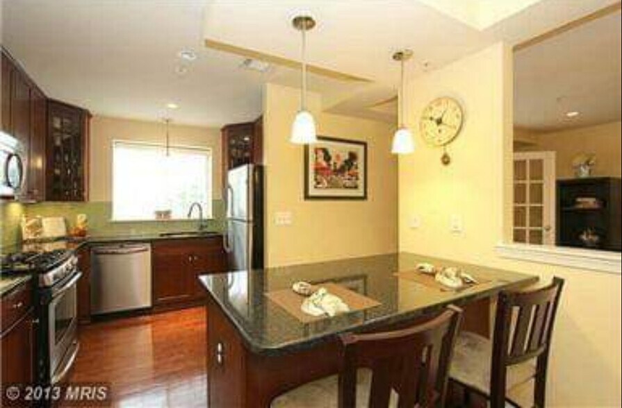 Building Photo - 4177 S Four Mile Run Dr