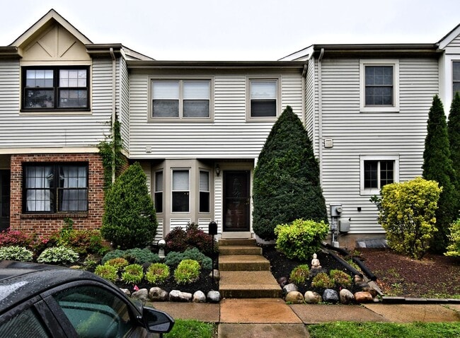 Primary Photo - 3BR+BSMT Townhome (Tapestry) with COUNCIL ...