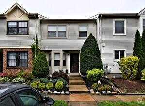 Building Photo - 3BR+BSMT Townhome (Tapestry) with COUNCIL ...