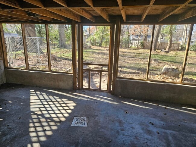 Building Photo - 619 S Kentwood Ave