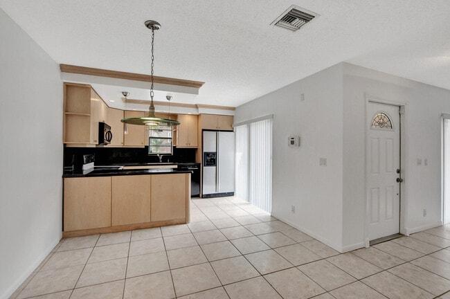 Building Photo - 2555 Albatross Rd N