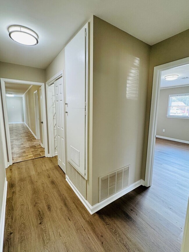 Building Photo - Room to Roam, Comfort to Stay — This Updat...