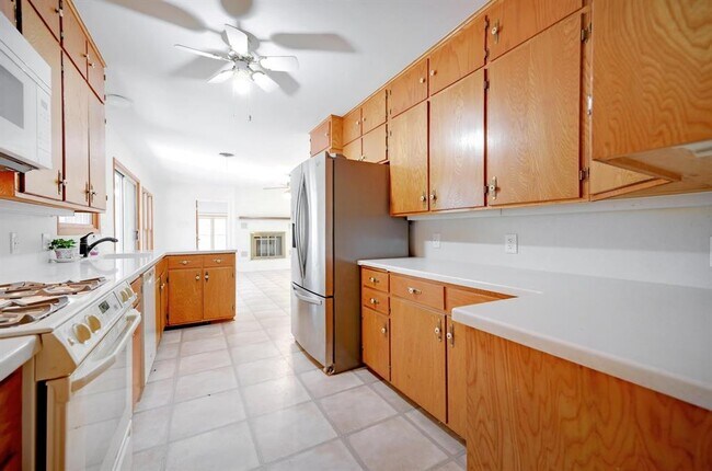 Building Photo - 922 Oak Ln
