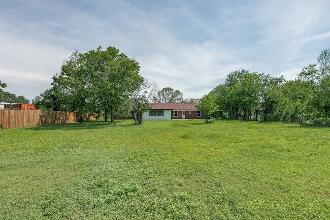 Building Photo - BEAUTIFUL 4-BEDROOM IN SUNSHINE ESTATES