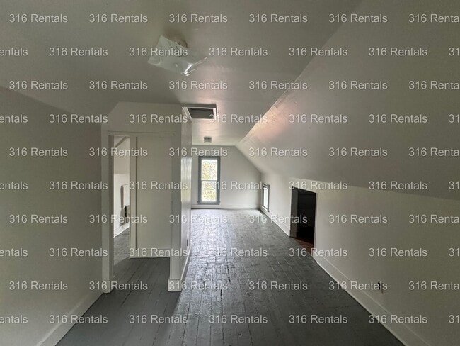 Primary Photo - $725 - 2 bed 1 bath - Single Family Home