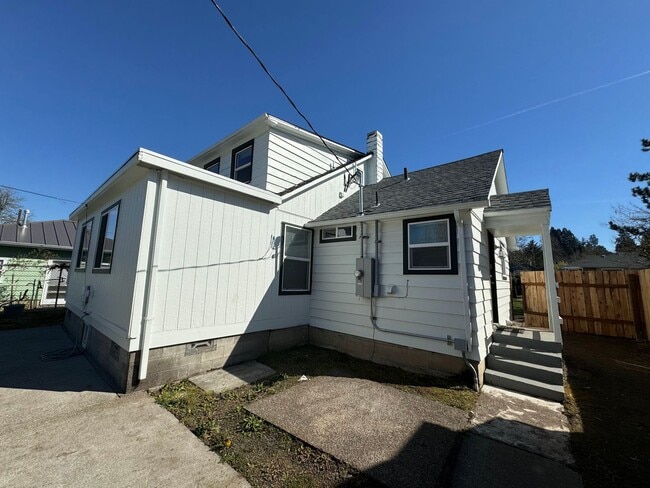 Building Photo - 4 Bedroom House in SE Eugene