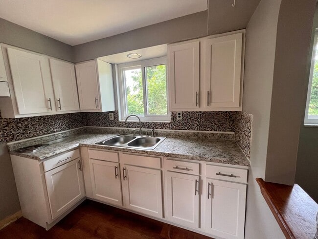 Building Photo - Stunning Home - 2 Bedroom 1 Bathroom - Pit...