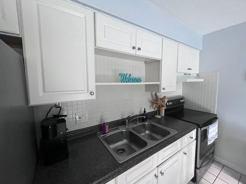 Building Photo - 4215 E Bay Dr