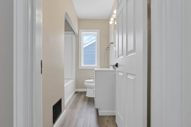 Building Photo - 1110 Fairwood Ave