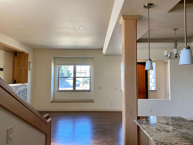 Building Photo - Luxurious Townhouse in NW Bend, 3 Bedrooms...