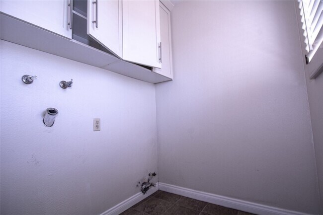 Building Photo - 848 W Huntington Dr