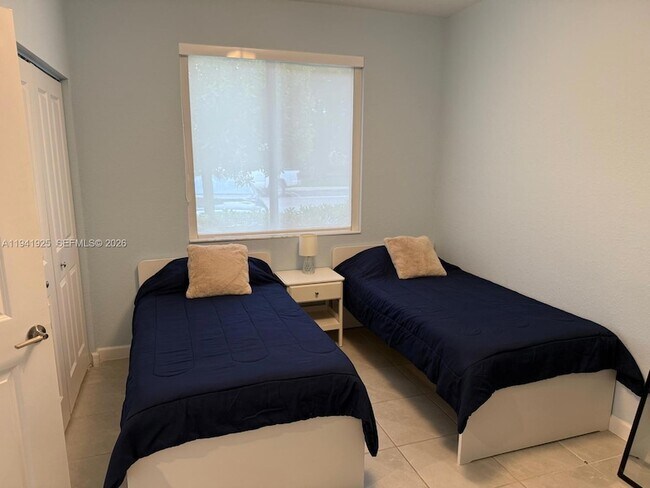 Building Photo - 887 NE 211th St