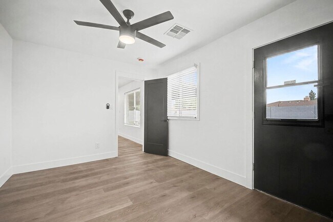 Building Photo - Tempe 5 bedroom 3 bath with pool and HUGE yard