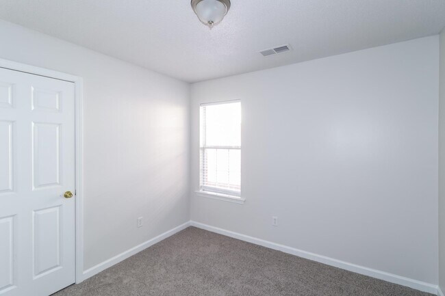 Building Photo - 7068 Kings Crown Dr