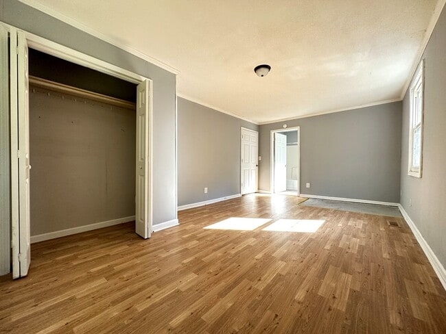 Building Photo - 496 Louisiana Ave. Clarksville, TN 37042