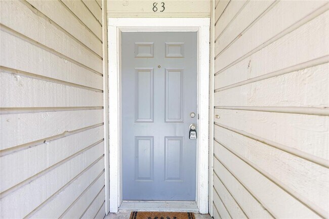 Building Photo - 17401 Red Oak Dr