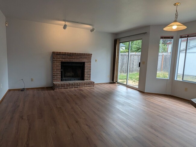Building Photo - West of Lake Meridian, Easy Commute & Clos...