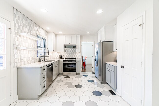 Kitchen - 5321 Providence Rd