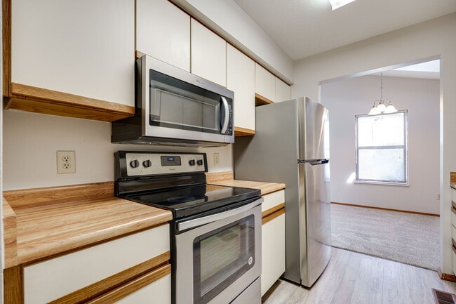 Building Photo - 652 Hidden Valley Ct