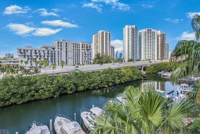 Building Photo - 3500 Mystic Pointe Dr