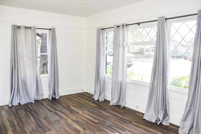 Building Photo - Grand (384-394) South