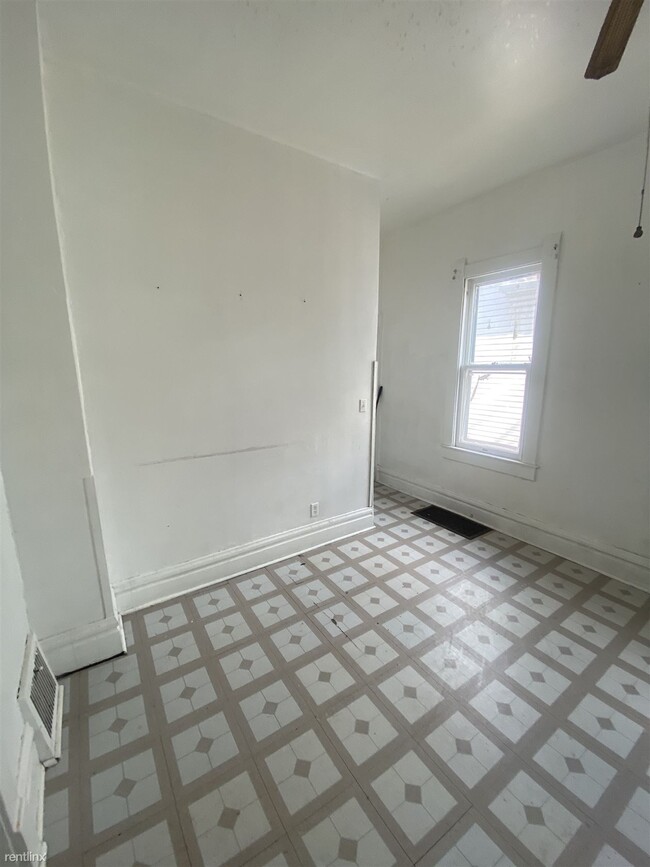 Building Photo - 3 br, 1 bath House - 2216 Northeast Monroe...