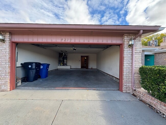 Building Photo - Mid-century Modern Garden Home!