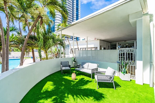 Building Photo - 6345 Collins Ave