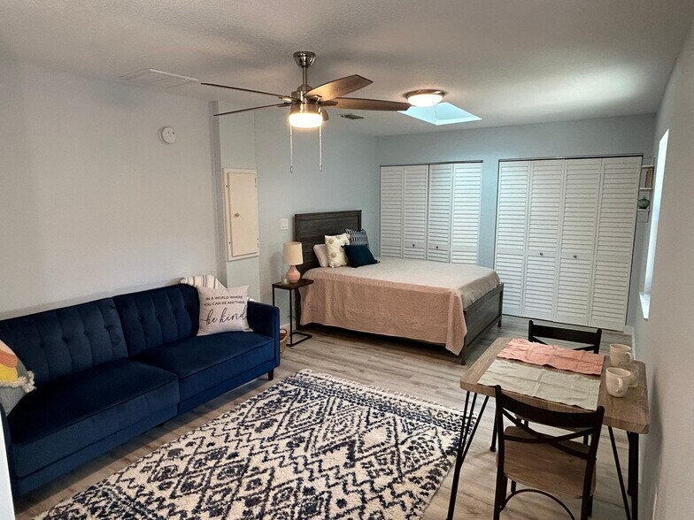 Building Photo - 3219 Roscoe Ave