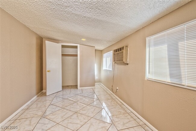 Building Photo - 506 Holick Ave