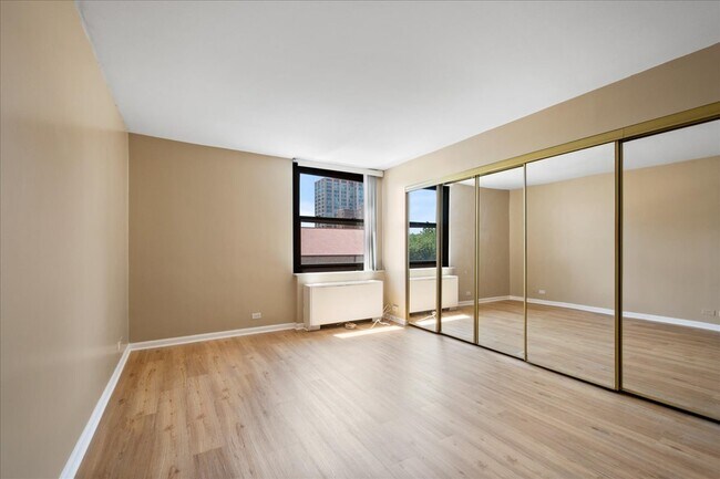 Building Photo - 5701 N Sheridan Rd